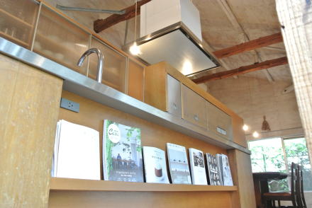 キッチンマガジンラックからダイニング